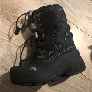 Boys size 11 north face snow boots